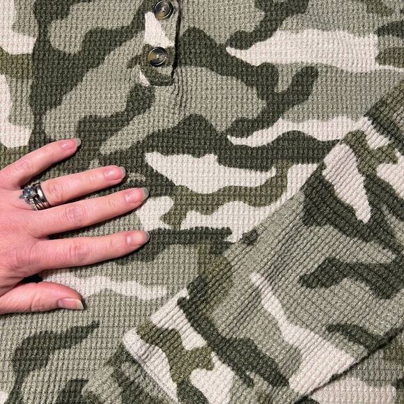 SO Womens NEW Long Sleeve Oversized Crop Top sz S Waffle Knit Green Camouflaged - Picture 3 of 7